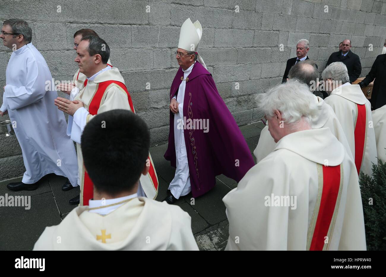 Haupt-Zelebrant Erzbischof Diarmuid Martin (Mitte) führt den Sarg von der Kathedrale nach der Totenmesse von verstorbenen Kardinal Desmond Connell in der pro-Kathedrale in Dublin. Stockfoto