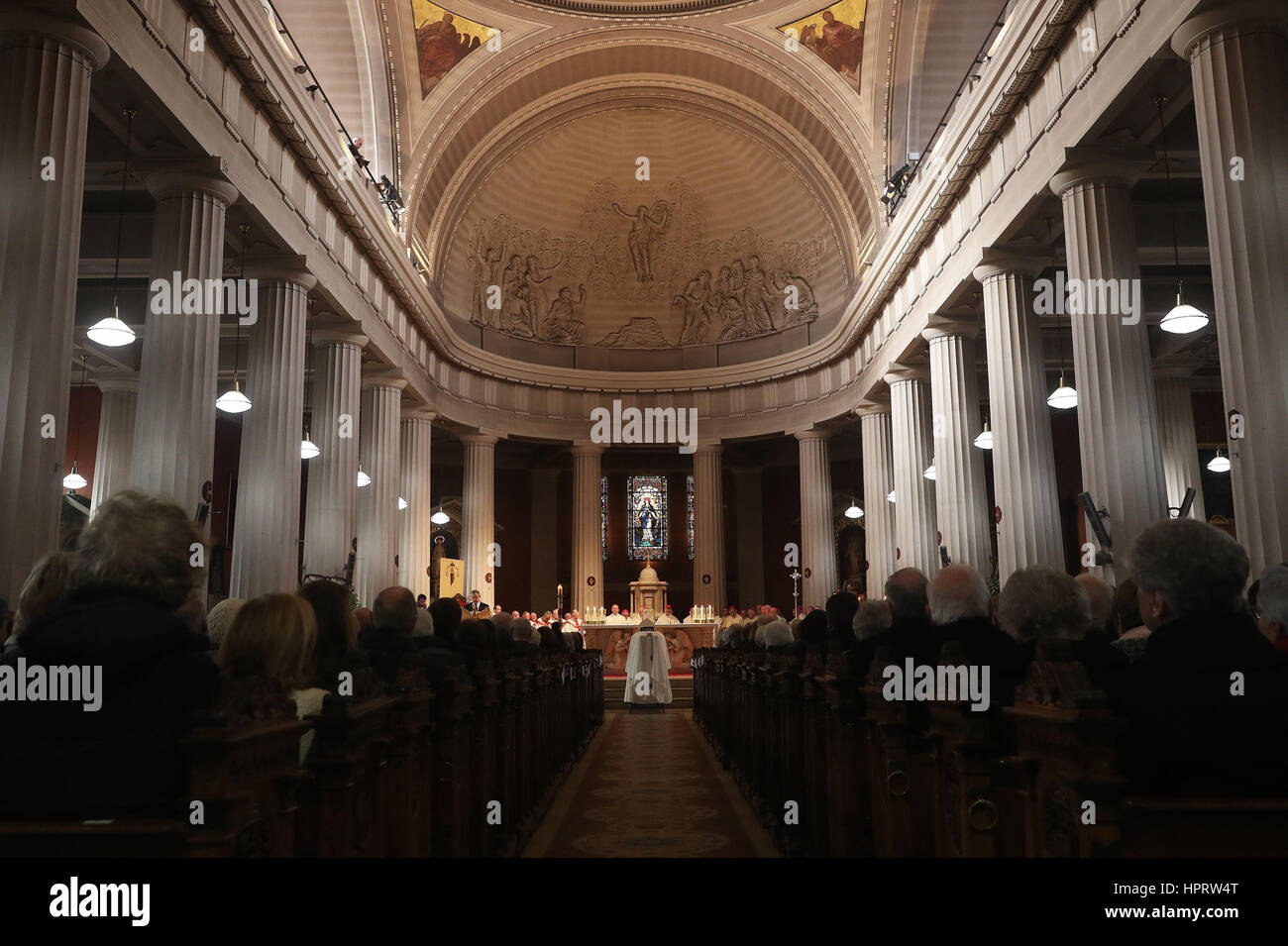 PABEST Mitglieder des Klerus und der Öffentlichkeit besuchen die Totenmesse der verstorbenen Kardinal Desmond Connell in der pro-Kathedrale in Dublin. Stockfoto