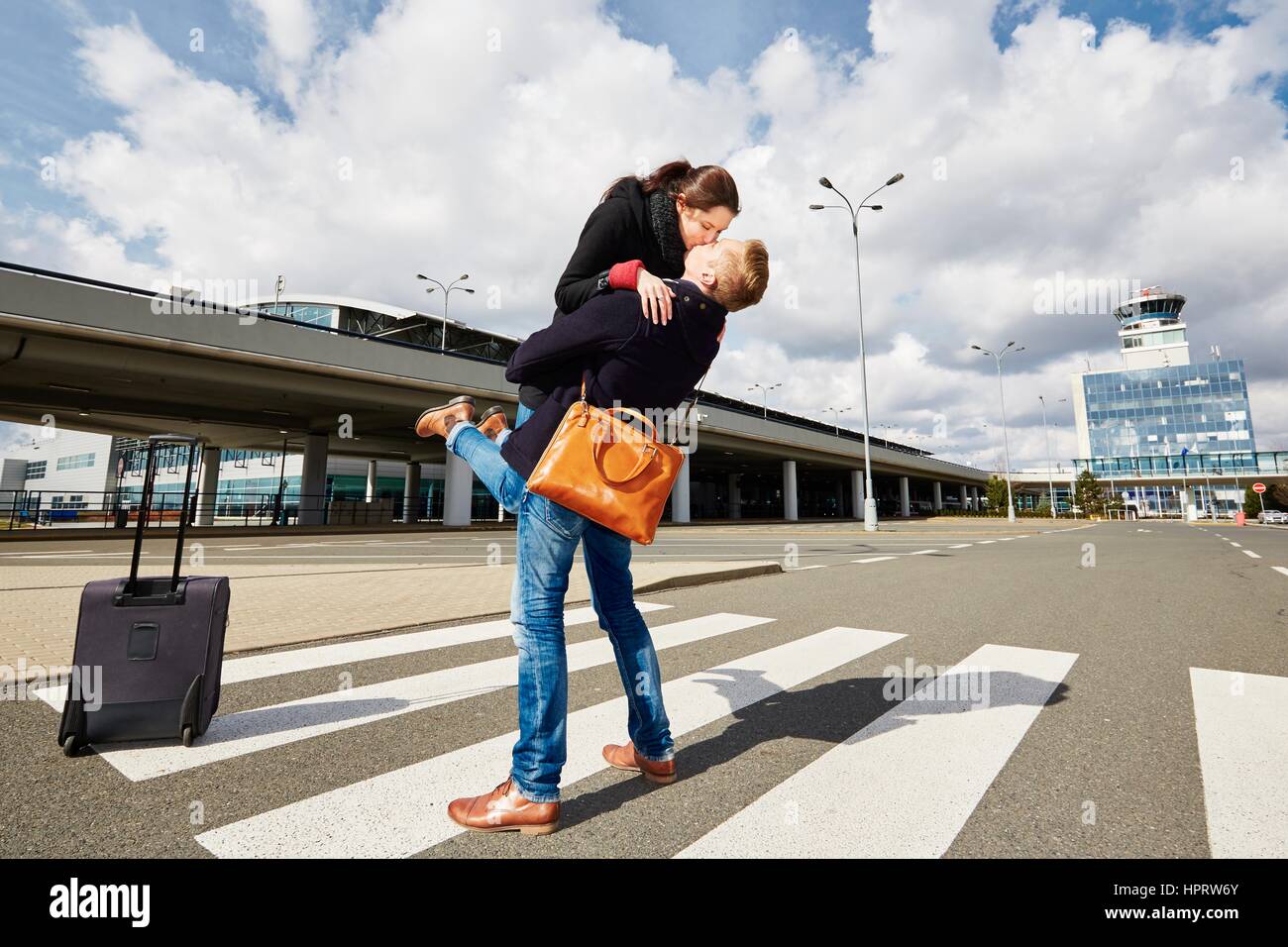 Junge Paar traf am Flughafen Prag Stockfoto