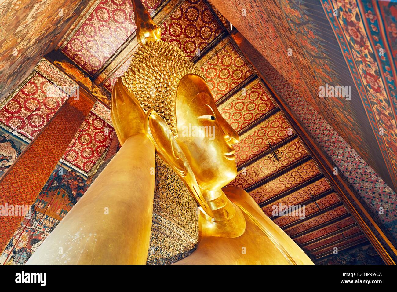 Goldene Statue des liegenden Buddha im Wat Pho (Pho Tempel) in Bangkok, Thailand. Stockfoto