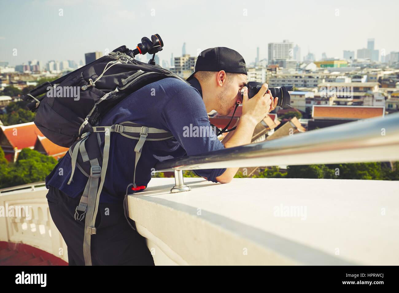 Junge Fotografen nimmt Fotos in Bangkok, Thailand Stockfoto