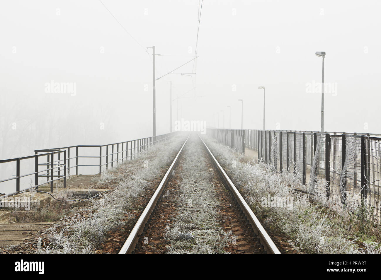Die Eisenbahn im Mysterium Nebel in Prag Stockfoto