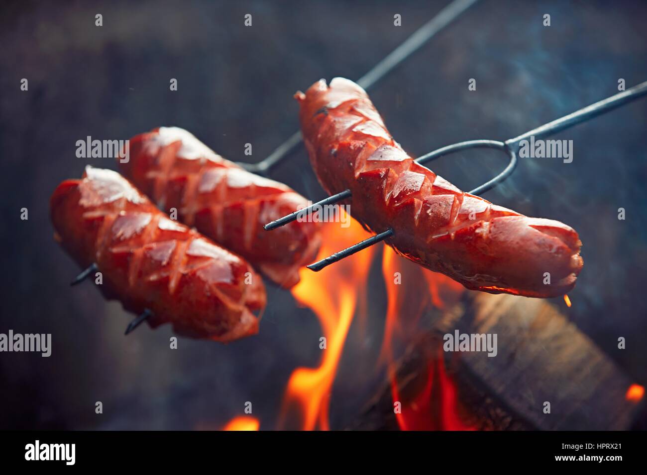 Würstchen über die Bondfire in der Natur - selektiven Fokus Stockfoto
