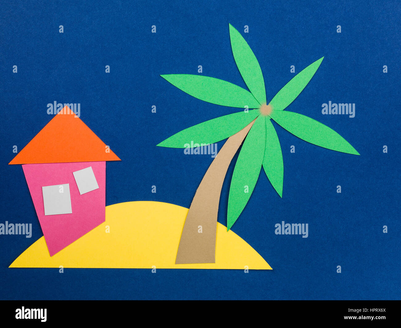 Grafische Darstellung von einer einsamen Insel mit einer Palme und einer Hütte vor blauem Himmel Hintergrund Ohne Menschen Stockfoto