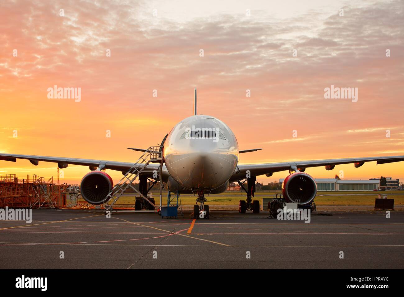 Flugzeugwartung - große Flugzeuge an den wunderschönen Sonnenaufgang Stockfoto