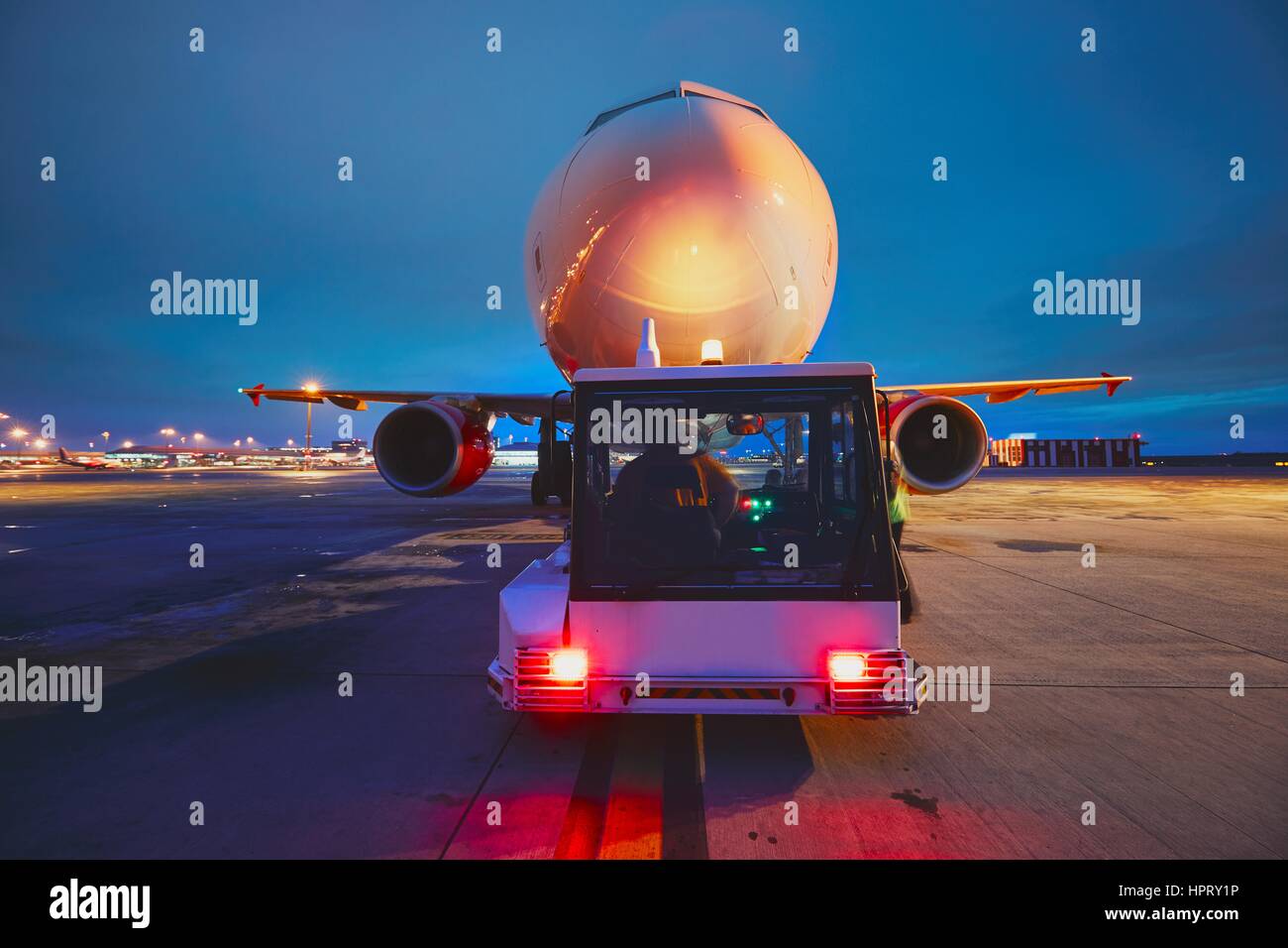 Geschäftigen Flughafen in der Nacht. Drücken Sie hinten das Flugzeug vor dem Flug. Stockfoto