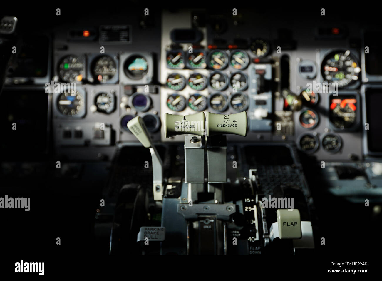 Mittelkonsole und Drosselungen im Flugzeug. Stockfoto