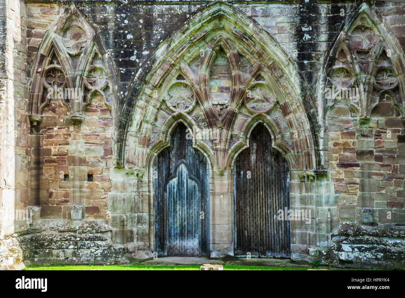 Die gotische 12. Jahrhundert Osten Tür von Tintern Abbey in Monmouthshire, Wales. Stockfoto