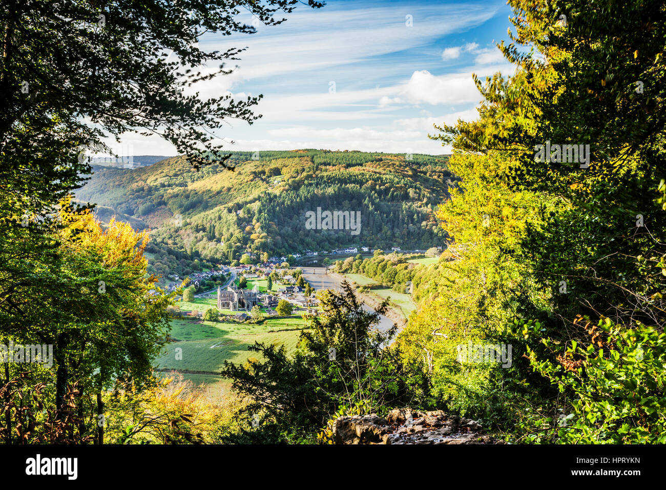 Ansicht von des Teufels Kanzel über das Wye Valley und Tintern Abbey in Monmouthshire, Wales. Stockfoto