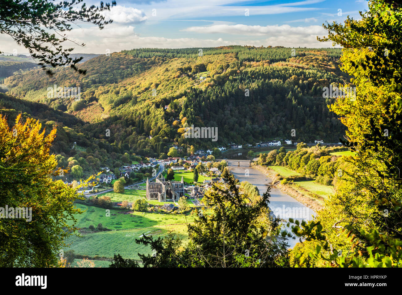Ansicht von des Teufels Kanzel über das Wye Valley und Tintern Abbey in Monmouthshire, Wales. Stockfoto