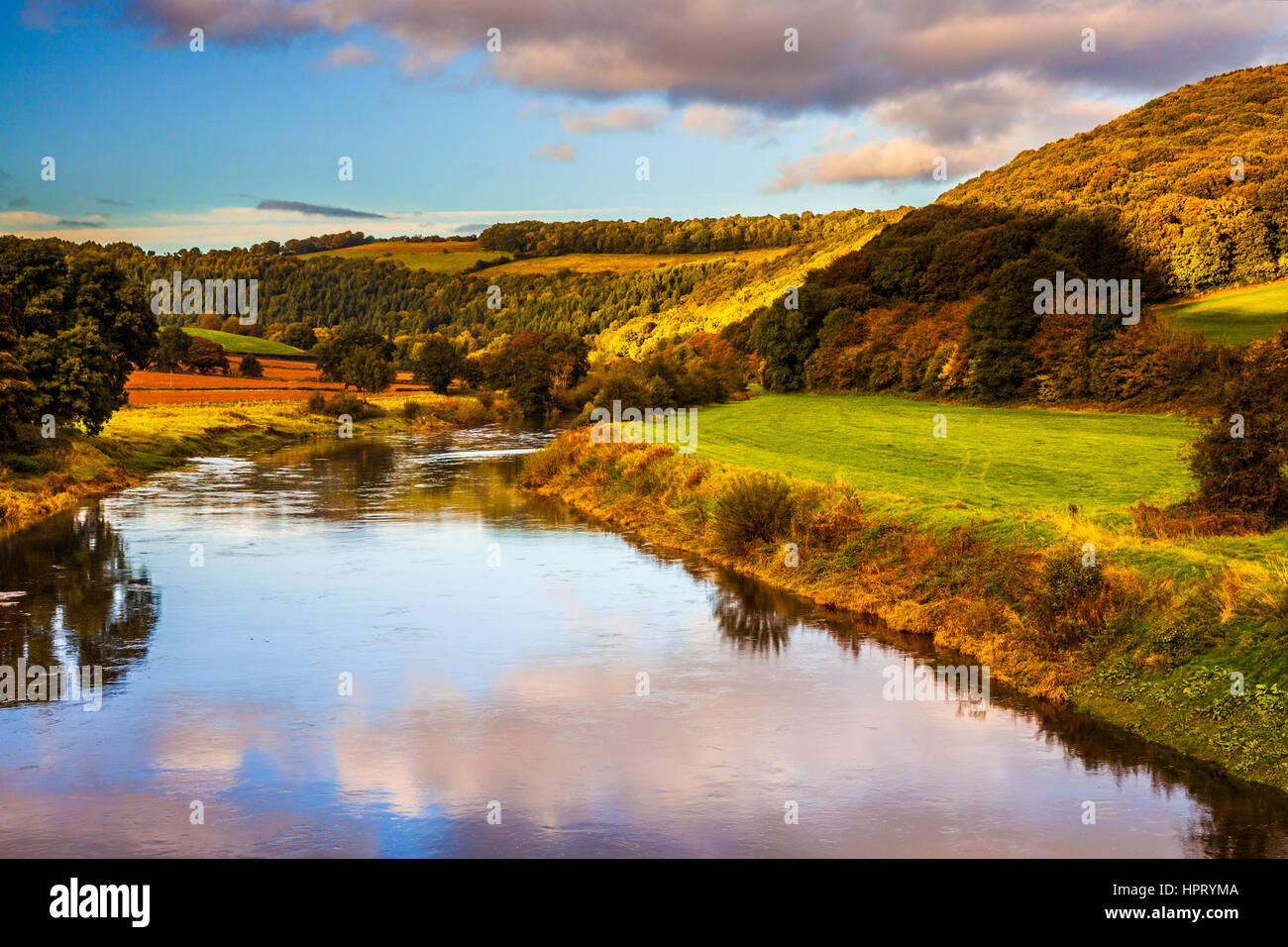 Ein Herbst Sonnenuntergang über dem Fluss Wye und Wye Valley in Monmouthshire, Wales. Stockfoto