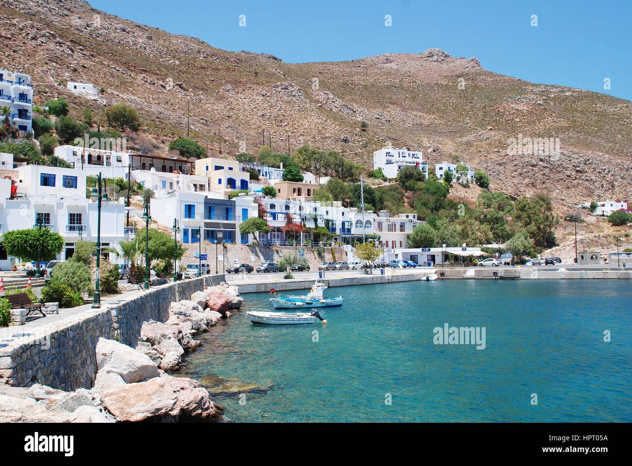 Livadia Hafen auf der griechischen Insel Tilos am 19. Juli 2016. Die 14,5 km lange Insel hat eine Bevölkerung von rund 780 Mitarbeiter. Stockfoto