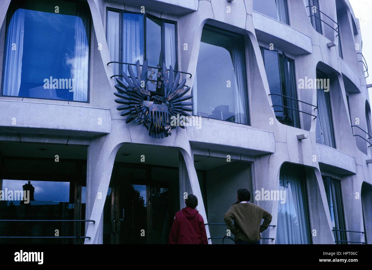 Menschen suchen eine Skulptur basierend auf das große Siegel der Vereinigten Staaten außerhalb der Botschaft der Vereinigten Staaten in Dublin, Irland, 1965. Stockfoto