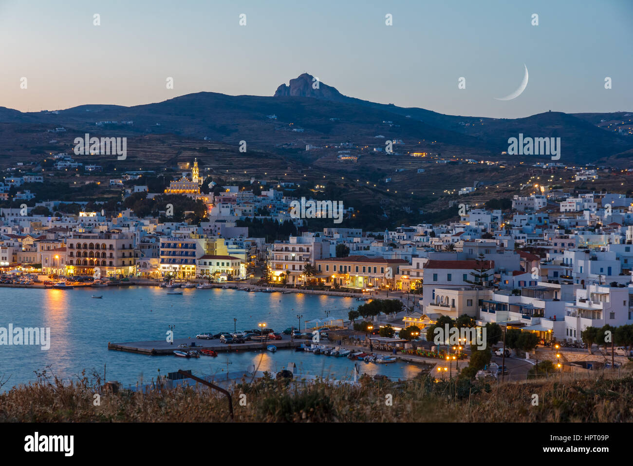 Tinos Stadt und den Hafen am Nachmittag mit den Mondaufgang über dem Himmel Stockfoto
