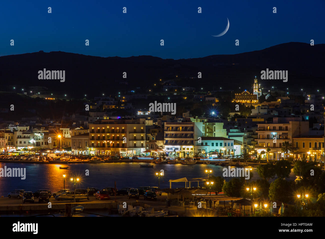 Tinos Stadt und den Hafen am Nachmittag mit den Mondaufgang über dem Himmel Stockfoto