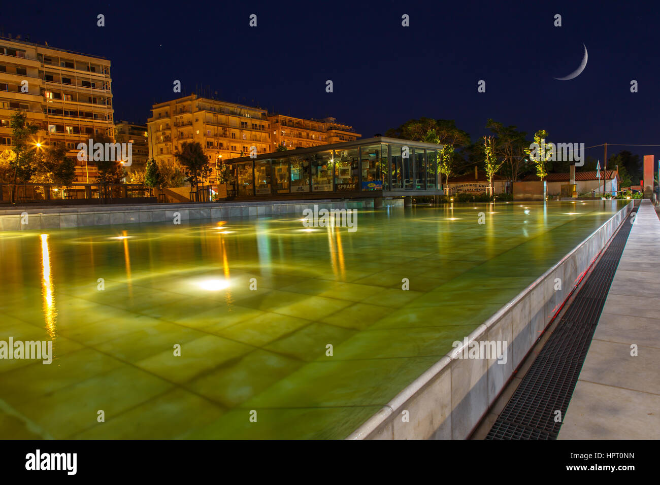 Thessalokini, Griechenland direkt am Meer mit Licht und Reflexionen in den Abend und den Mondaufgang über dem Himmel Stockfoto