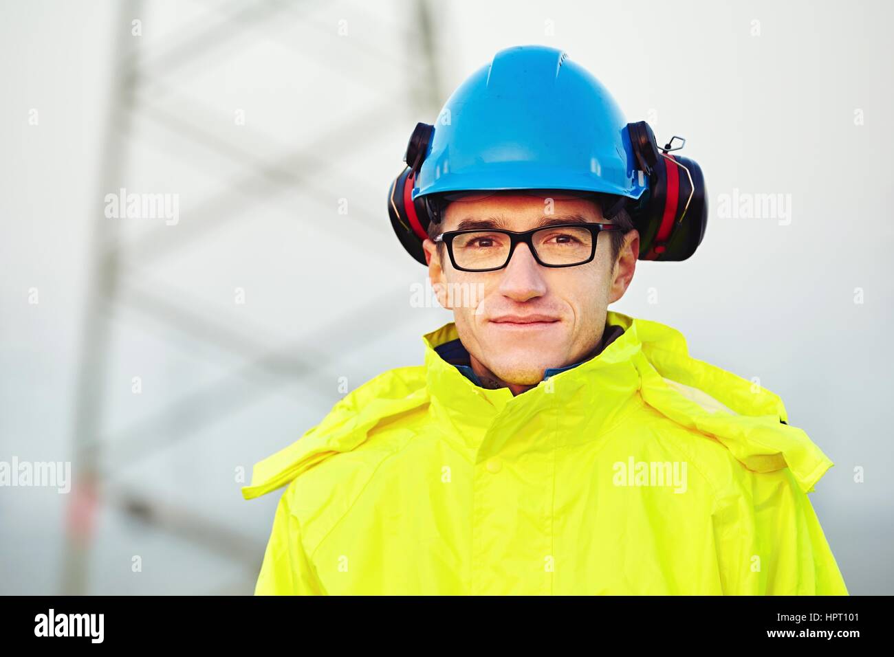 Arbeiter, reflektierende Kleidung mit Helm zu tragen Stockfotografie - Alamy
