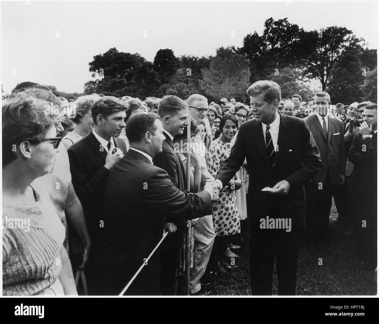 Präsident John F. Kennedy begrüßt Freiwillige mit dem Peace Corps auf dem südlichen Rasen an das Weiße Haus, Washington, DC, 9. August 1962. Bild mit freundlicher Genehmigung National Archives. Stockfoto