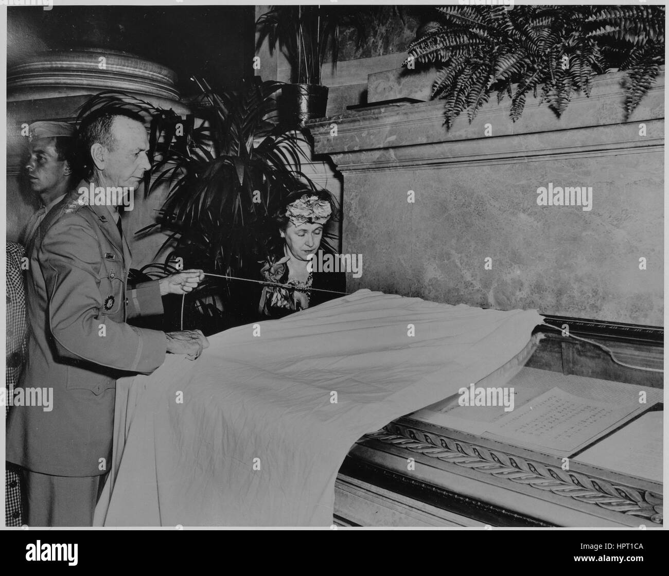 General Jonathan Wainwright, Befehlshaber der Alliierten Streitkräfte, und seine Frau enthüllen japanische Kapitulation Dokumente, Washington, DC, 12. September 1945. Stockfoto