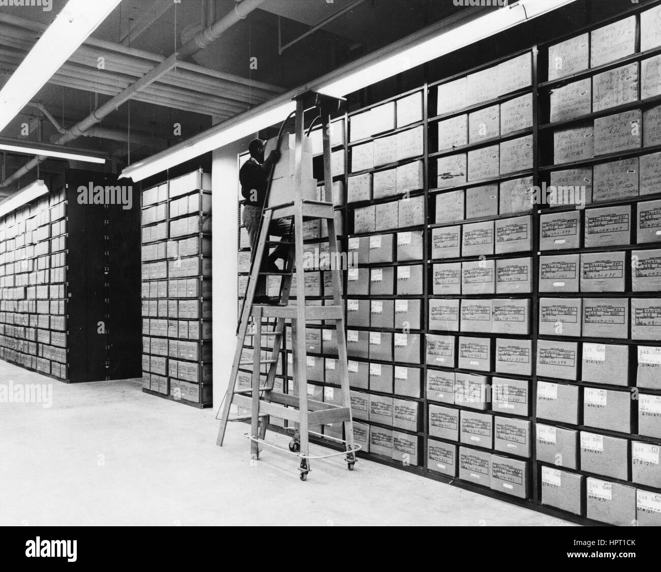 Ein Mitarbeiter stapelt Wartung Aufzeichnungen am Washington National Records Center in Suitland, Maryland, 1940. Stockfoto