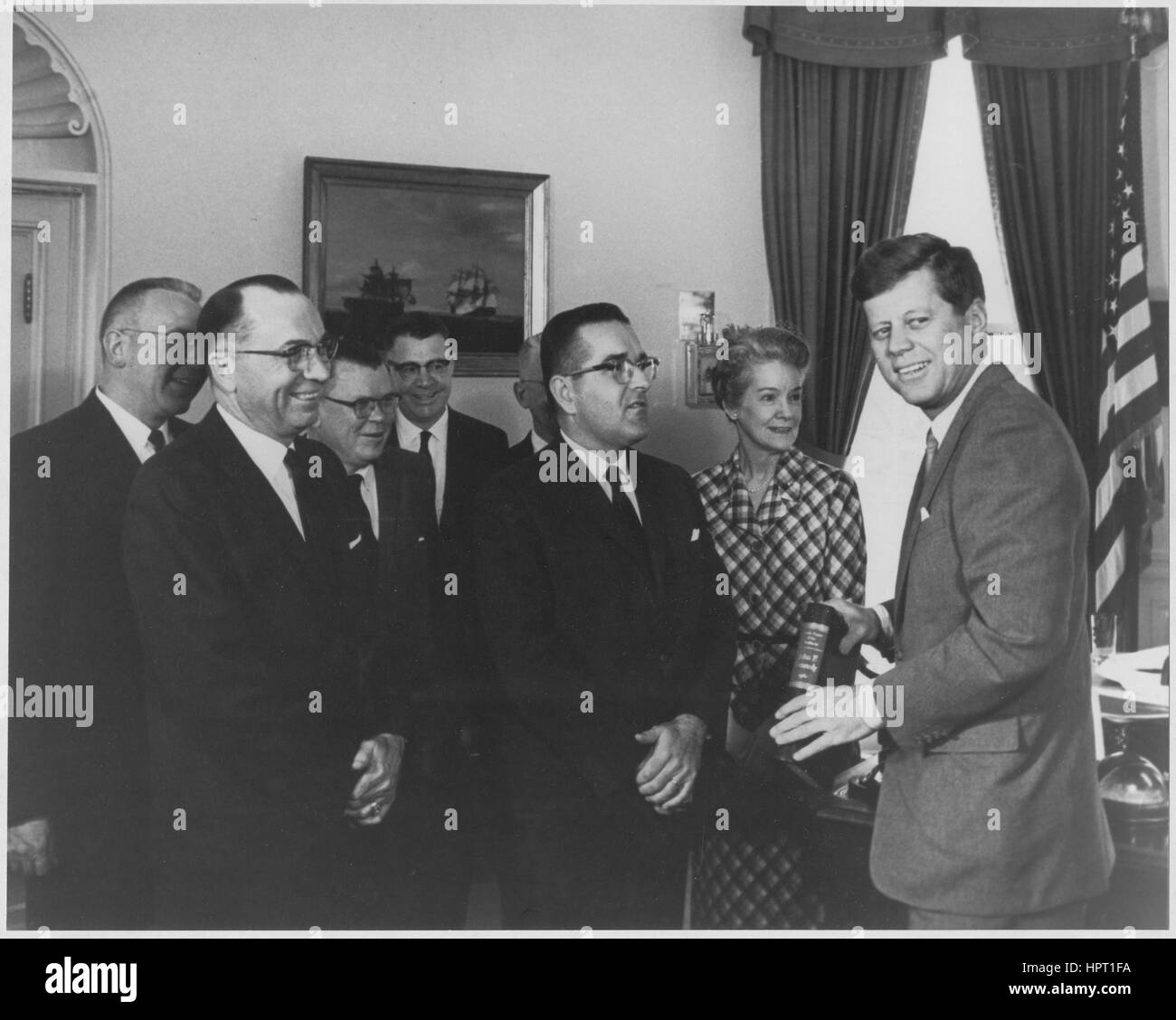 Mitarbeiter der Nationalarchive, darunter der Archivar der USA Dr. Grover (Dritter von links) und der stellvertretende Administrator der General Services Administration Bernard Boutin, stellen die ersten Bände der "Public Papers of the Presidents of the United States, John F. Kennedy" vor Präsident Kennedy (ganz rechts), Washington, DC, 1962. Stockfoto