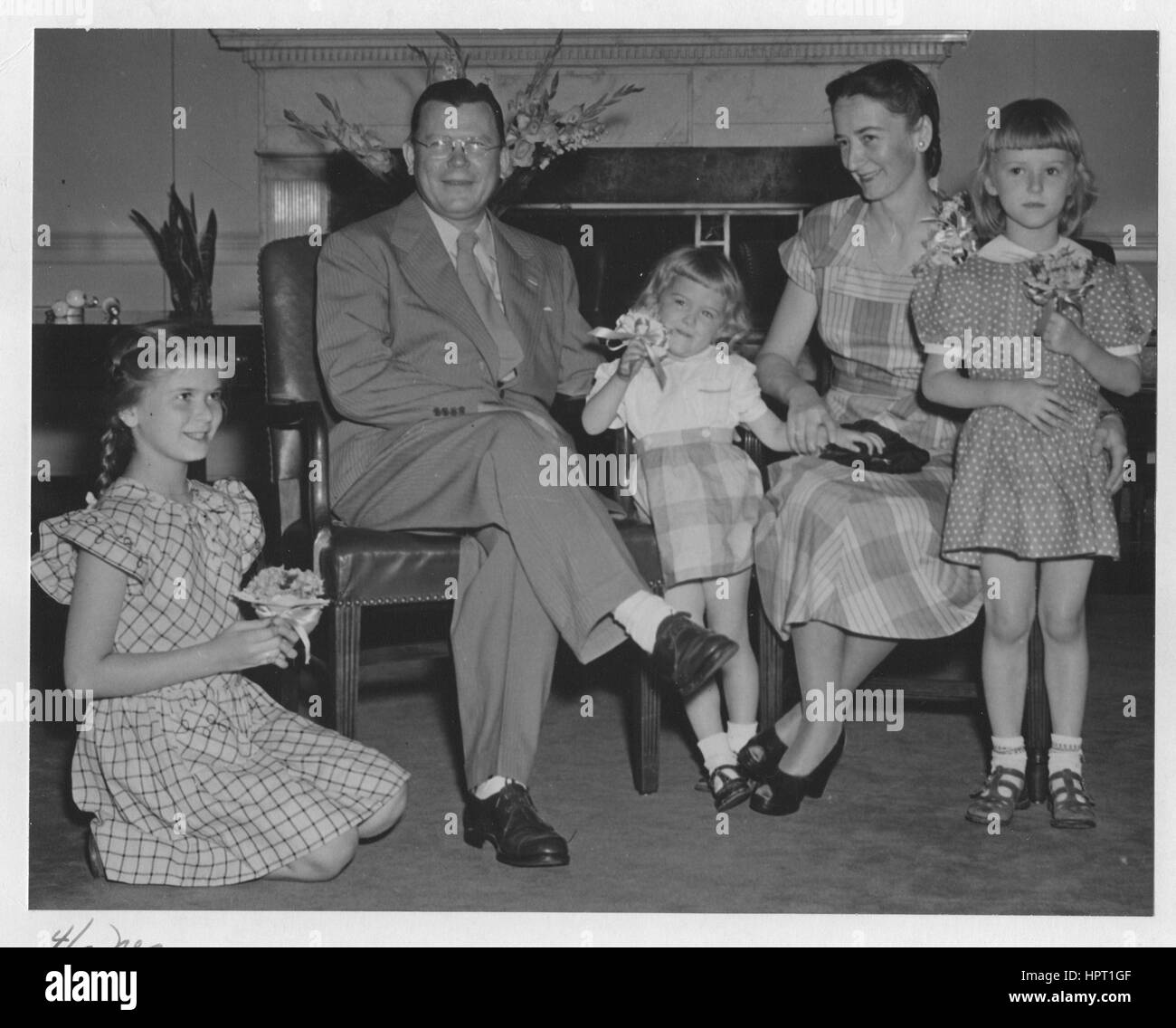 Gruppenbild der Archivar der Vereinigten Staaten Dr. Grover sitzt mit seiner Familie, 1960. Stockfoto