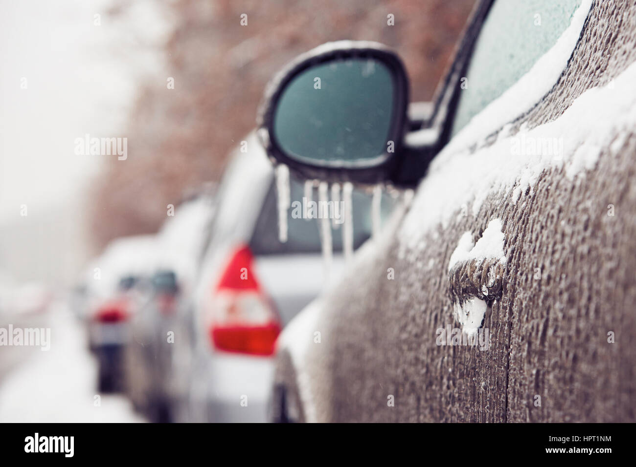 Auto auf der Straße von eisigen regen abgedeckt. Stockfoto