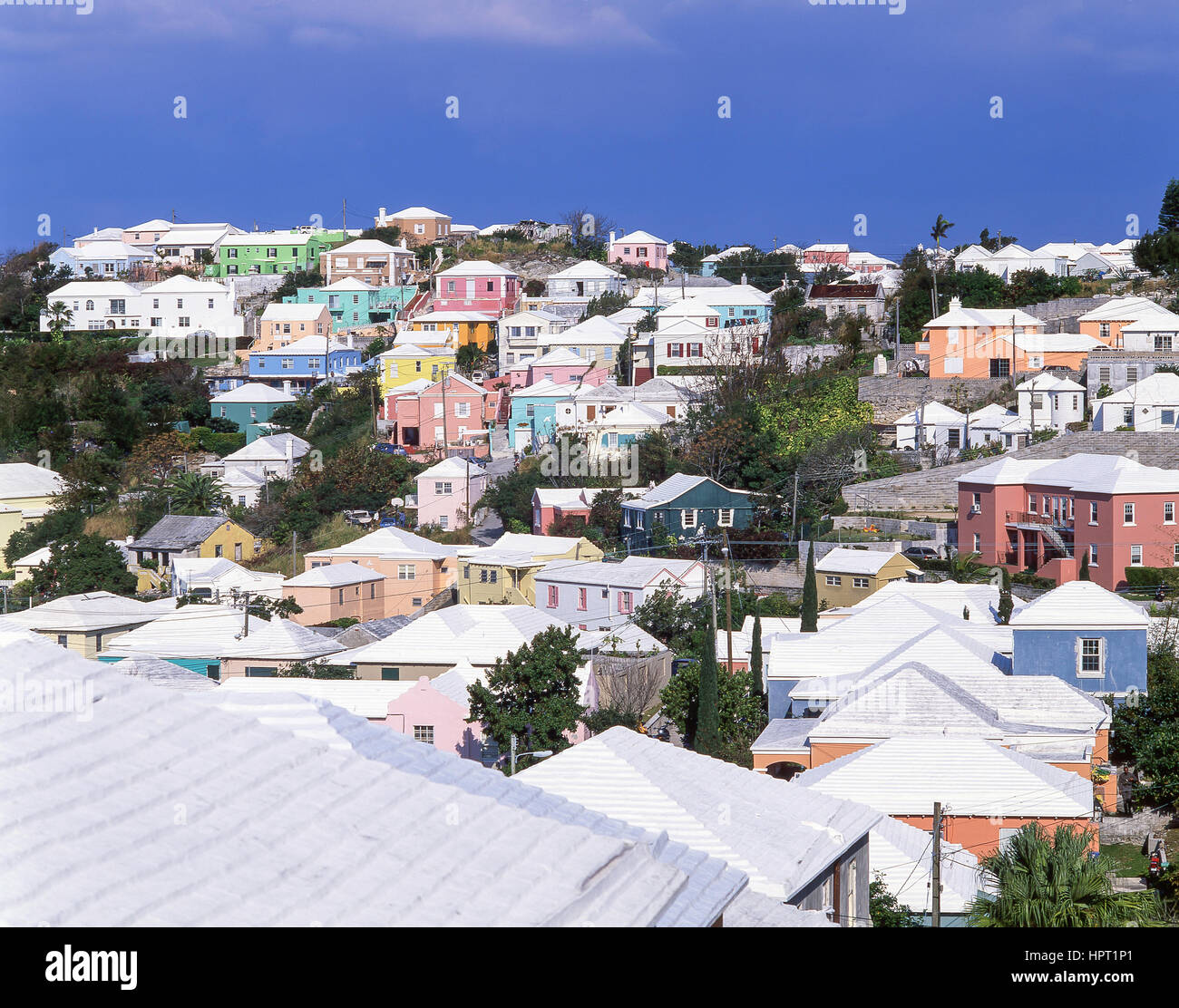 Pastellfarbene Häuser auf Hügel, St George Town, St.George es Parish, Bermuda Stockfoto
