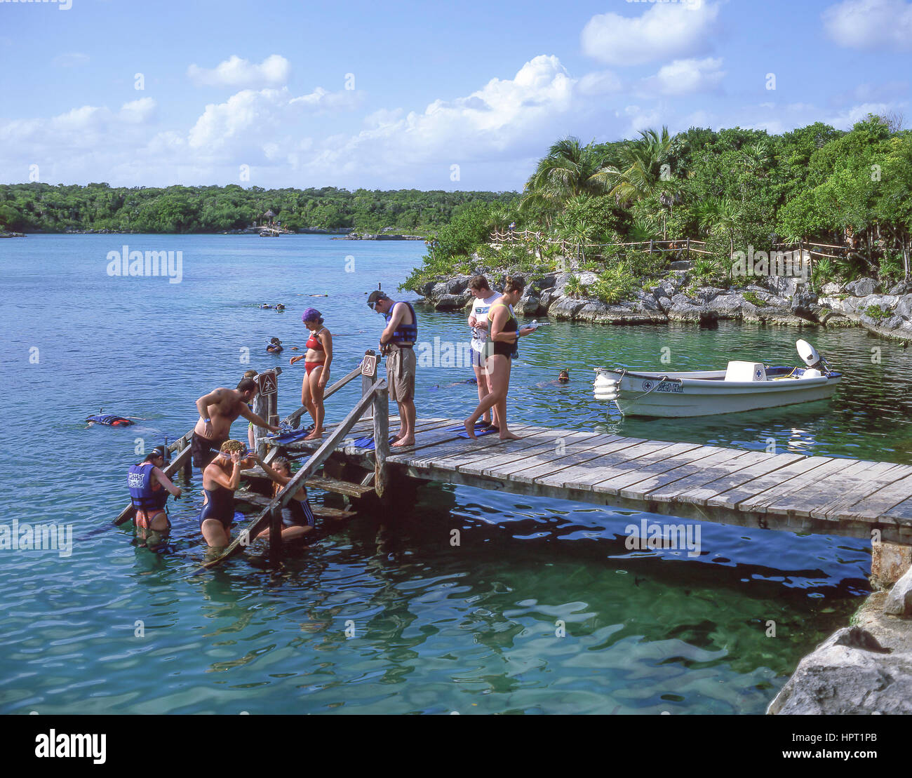 Schnorchler Eingabe Lagune bei Xel-Ha Nationalpark, Riviera Maya, Bundesstaat Quintana Roo, Mexiko Stockfoto
