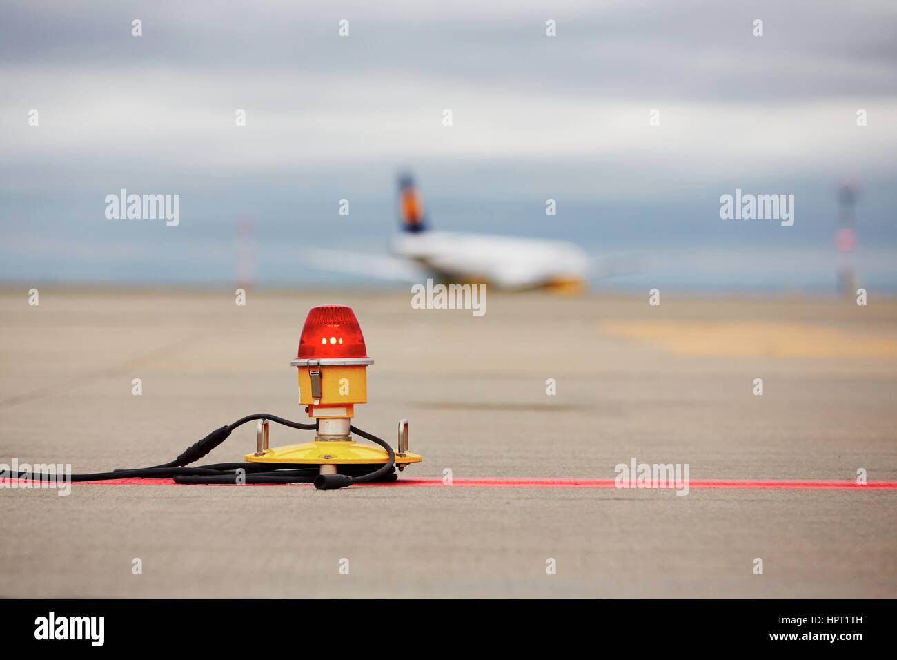 Flugplatz - leitet Kennzeichnung auf Taxiway zur Startbahn Stockfoto