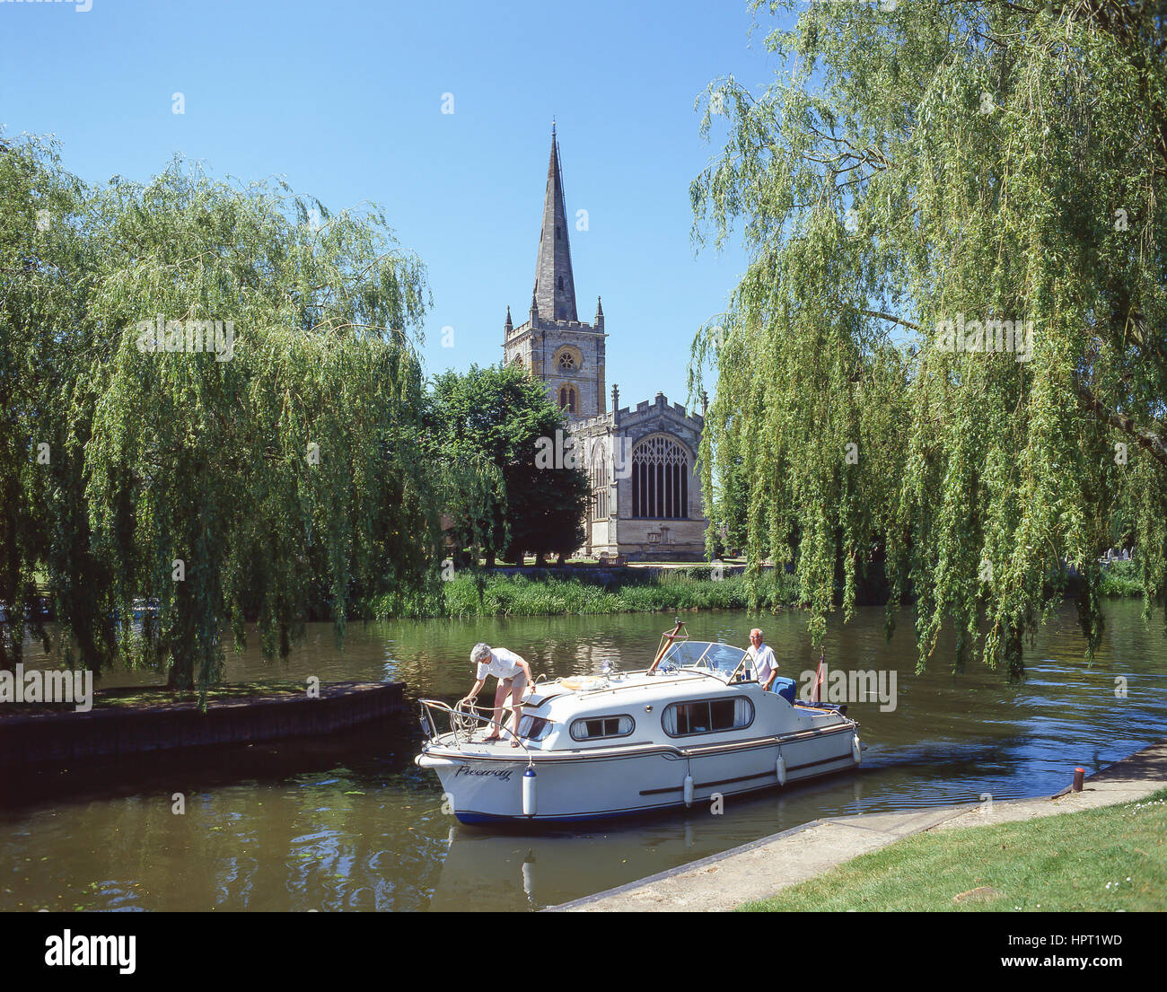 Bootfahren am Fluss Avon zeigt Holy Trinity Church, Stratford-upon-Avon, Warwickshire, England, Vereinigtes Königreich Stockfoto