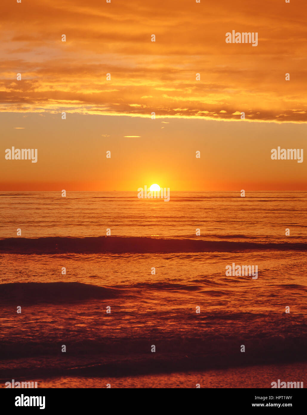 Sonnenaufgang über dem Meer, Sumner Beach, Sumner, Christchurch, Region Canterbury, Südinsel, Neuseeland Stockfoto