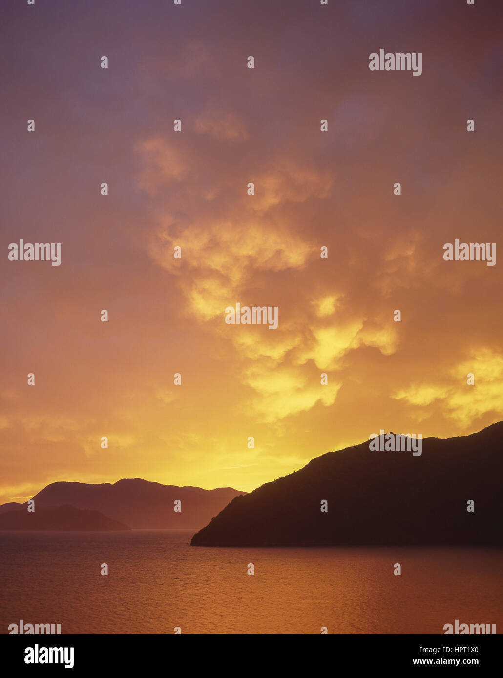 Sonnenuntergang in Marlborough Sounds, Marlborough, Queen Charlotte Sound, Südinsel, Neuseeland Stockfoto