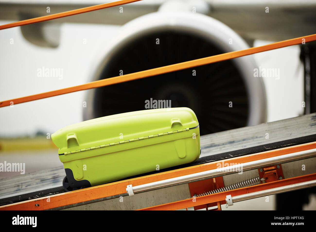 Das Gepäck auf dem Förderband zum Flugzeug. Stockfoto