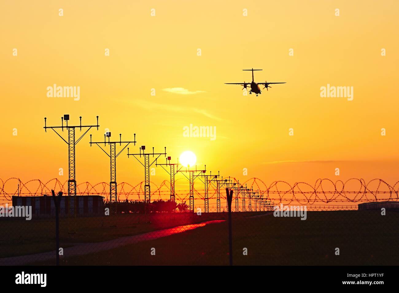 Silhouette des Flugzeugs bei Sonnenuntergang Stockfoto