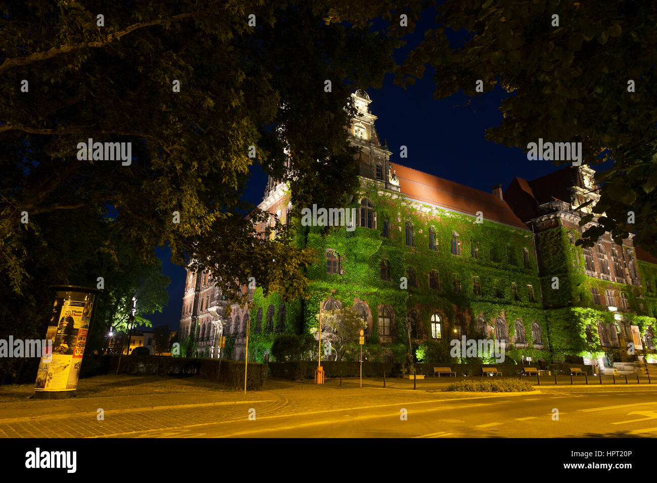 Muzeum Narodowe bei Nacht. Wroclaw, Polen. Es besitzt eine der größten Sammlungen zeitgenössischer Kunst im Land. Stockfoto