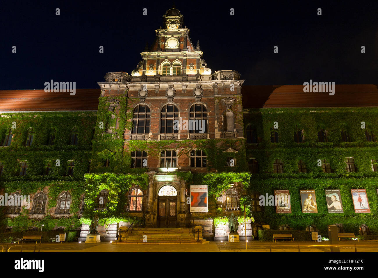 Muzeum Narodowe bei Nacht. Wroclaw, Polen. Es besitzt eine der größten Sammlungen zeitgenössischer Kunst im Land. Stockfoto