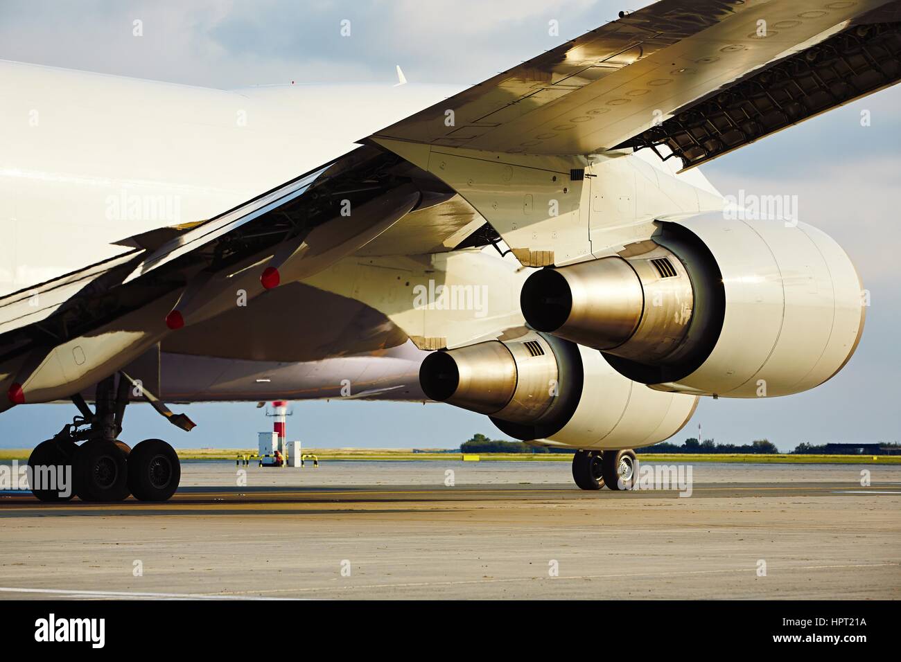 Frachtflugzeug ist Rollen um abzunehmen Stockfoto