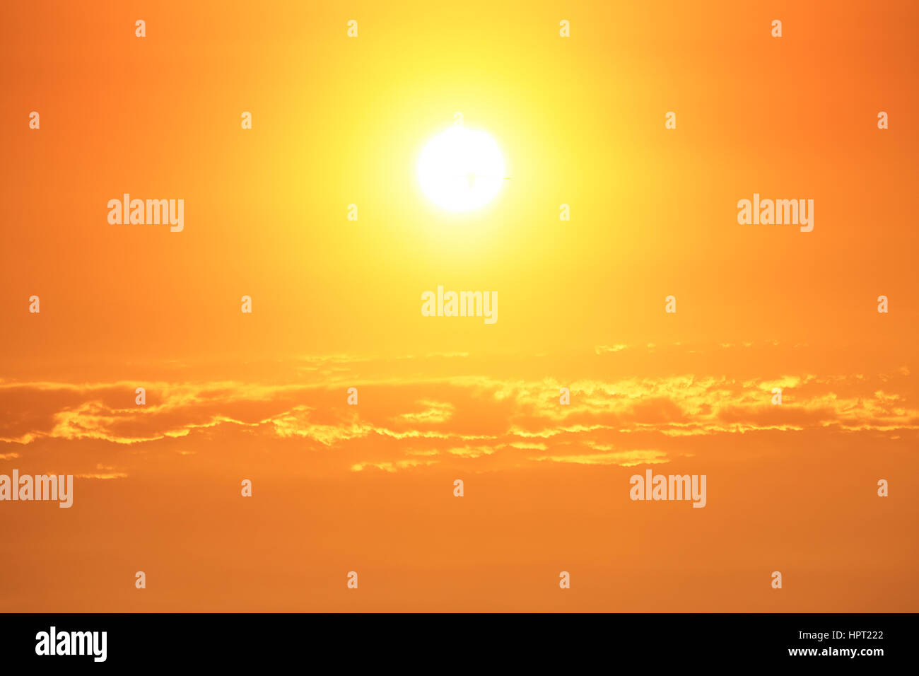 Stimmungsvoller Himmel - helle Sonnenuntergang - hinterleuchtete Stockfoto