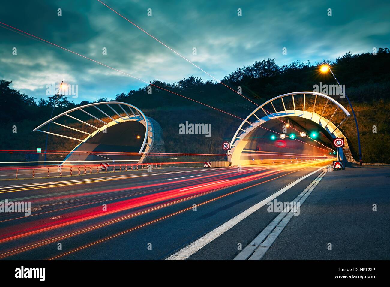 Verkehr in der Nacht. Lichter der Autos und Lastwagen auf der Autobahn bis zum Tunnel. Prag, Tschechische Republik Stockfoto