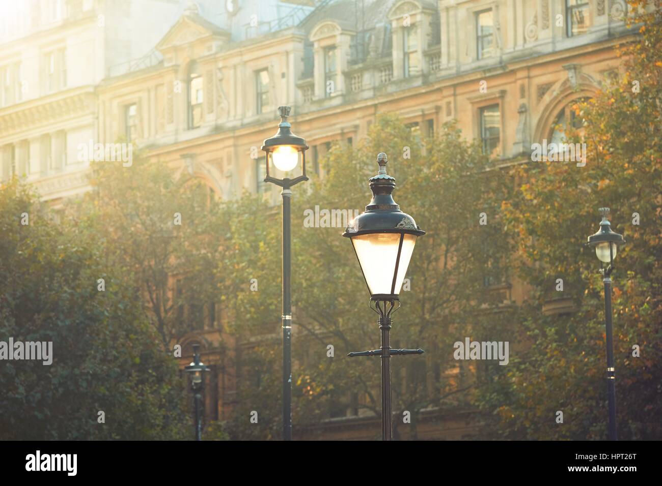 Neuen Tag in der Stadt. Sonne Strahlen leuchten die Straße. London, Vereinigtes Königreich von Großbritannien und Nordirland Stockfoto