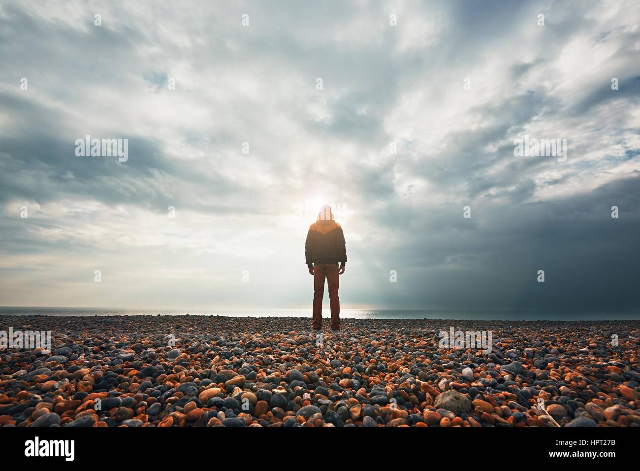 Silhouette der allein und nachdenklicher Mann am Strand Stockfoto