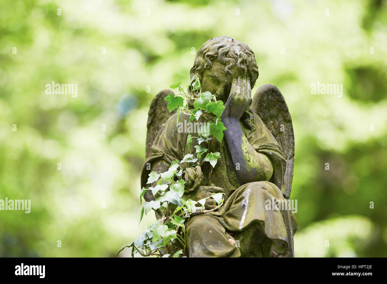 Traurige Engelsstatue am alten Friedhof Stockfoto