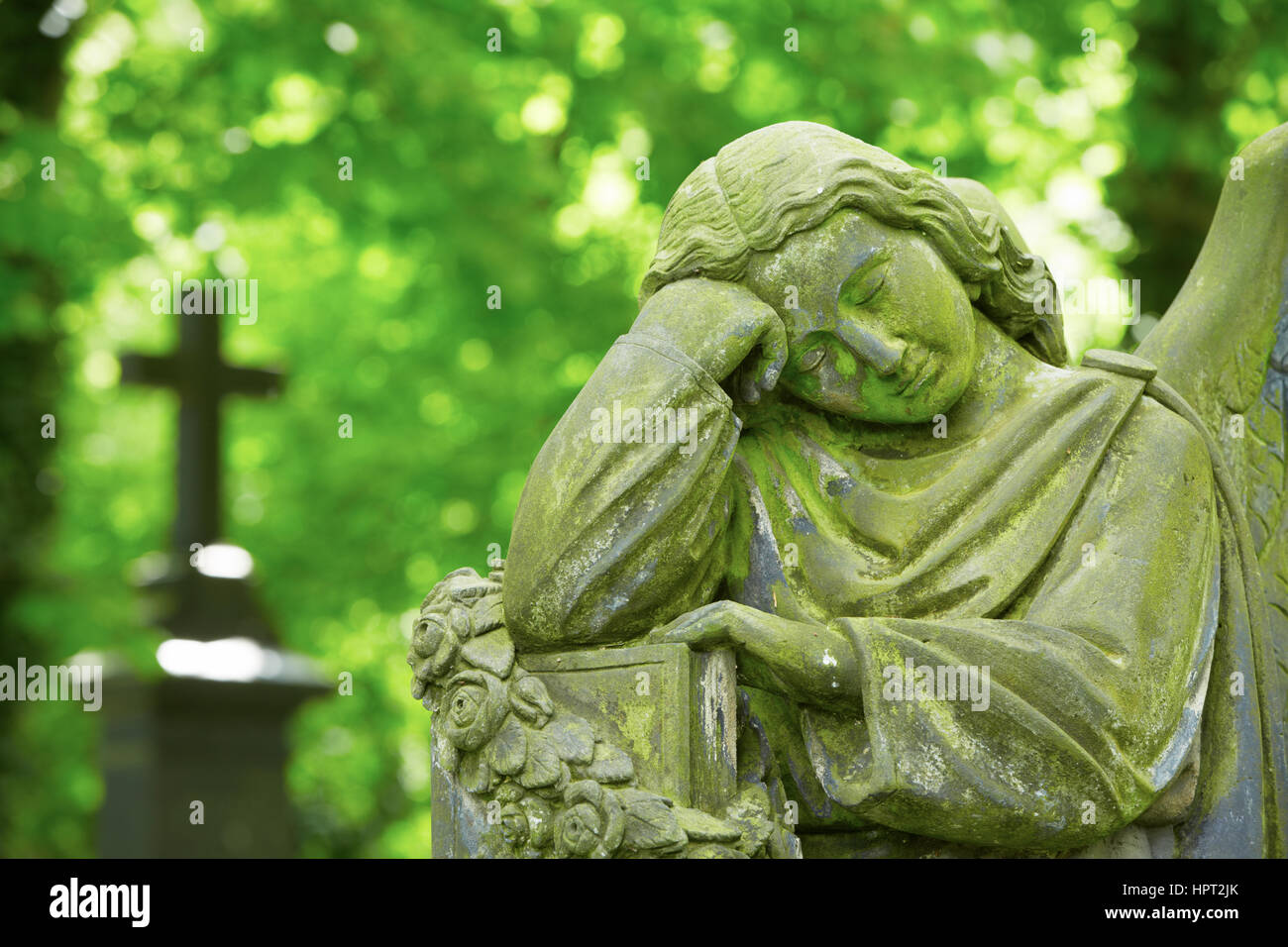 Traurige Engelsstatue am alten Friedhof Stockfoto
