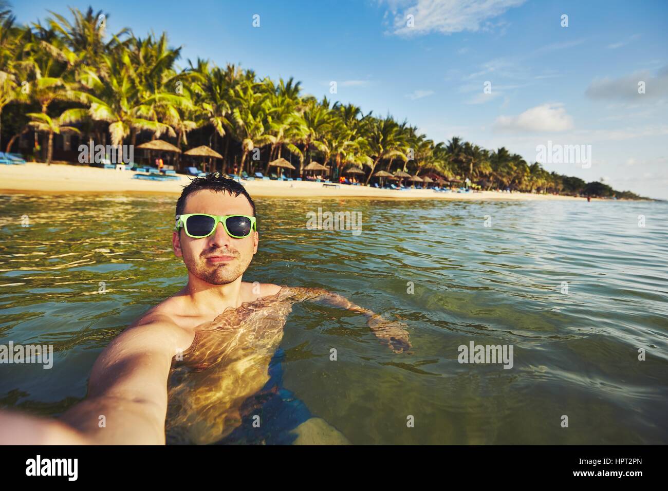 Junger Mann in den Urlaub nehmen Selfie im Meer. Stockfoto