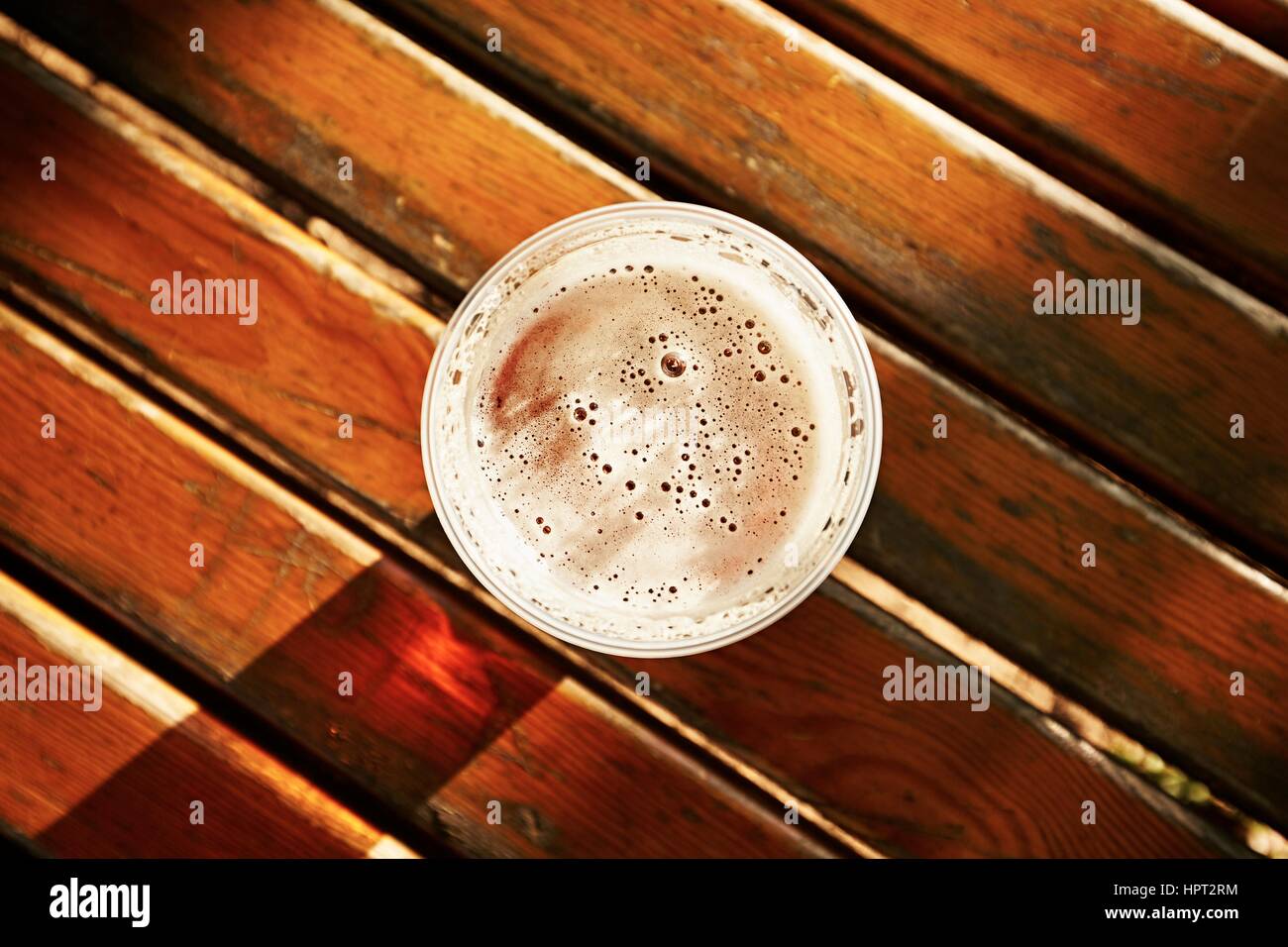 Tasse Bier im Garten restaurant Stockfoto