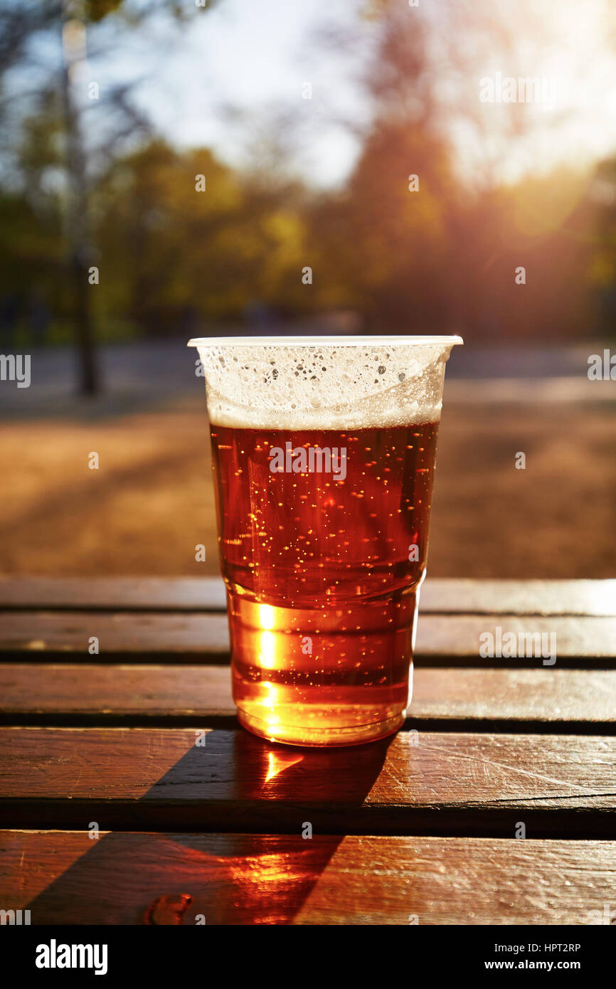 Tasse Bier im Garten restaurant Stockfoto