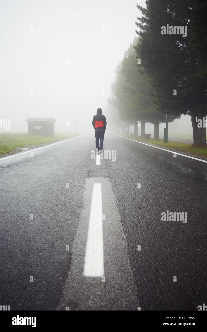 Einsamer Mann ist Fuß in geheimnisvollen Nebel Stockfoto