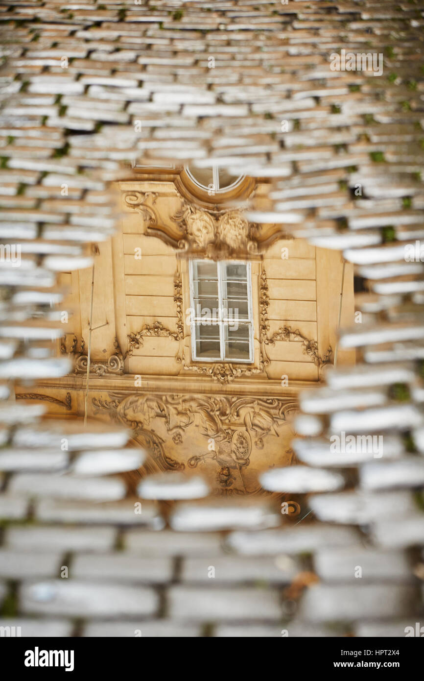 Nach Regen in Prag - Reflexion des Hauses in der Pfütze Stockfoto