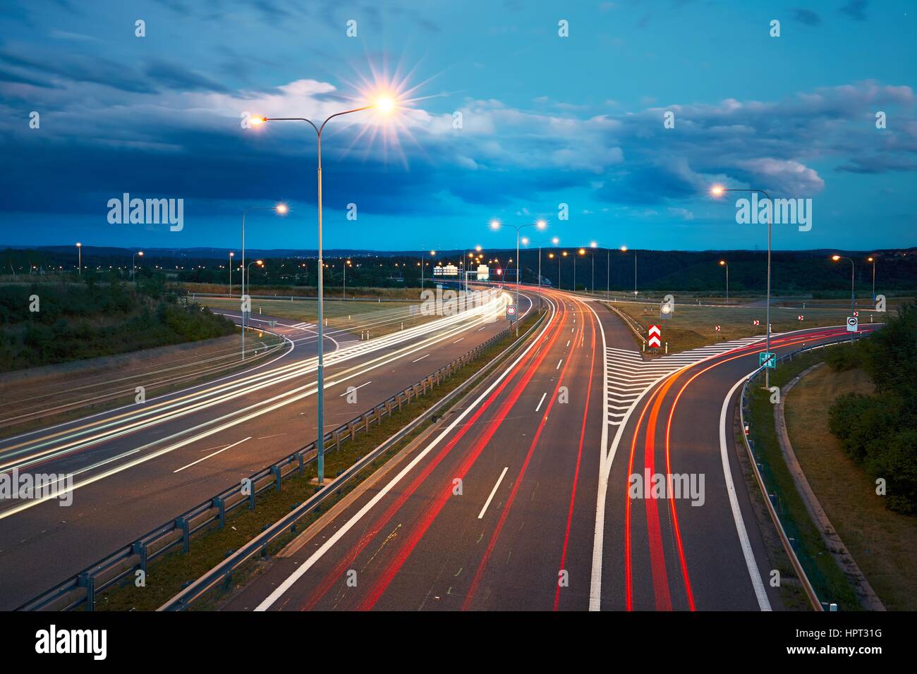 Verkehr in der Nacht. Lichter der Autos und Lastwagen auf der Autobahn. Prag, Tschechische Republik Stockfoto